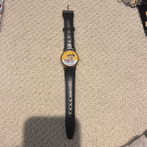 Disney Mickey and Minnie Cast Exclusive 1998 Holiday Celebration Watch - Picture 2 of 4